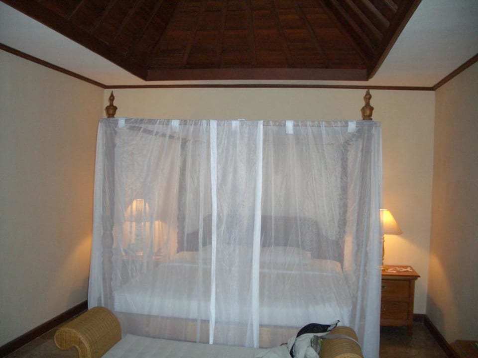 Bett mit Moskitonetz Puri Santrian