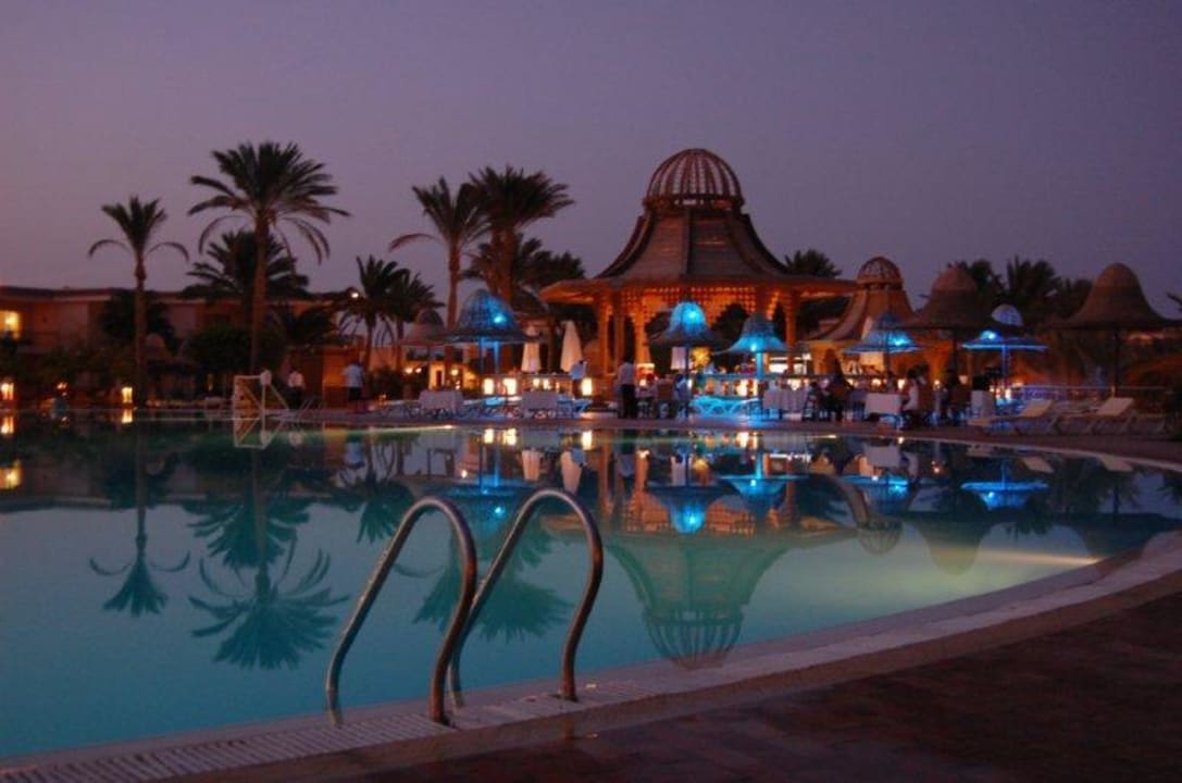 Baseny nocą Parrotel Beach Resort