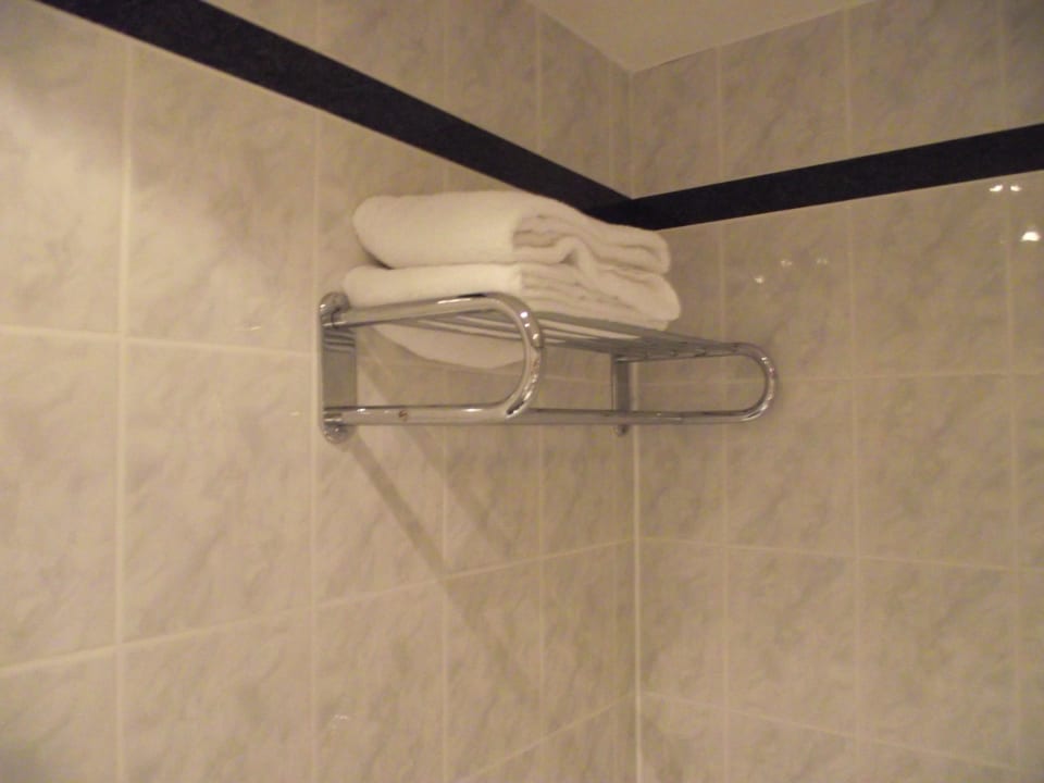 Handtuchablage im Bad Leonardo Hotel Hannover Airport