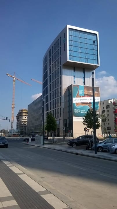 Widok hotelu Motel One Wien Hauptbahnhof