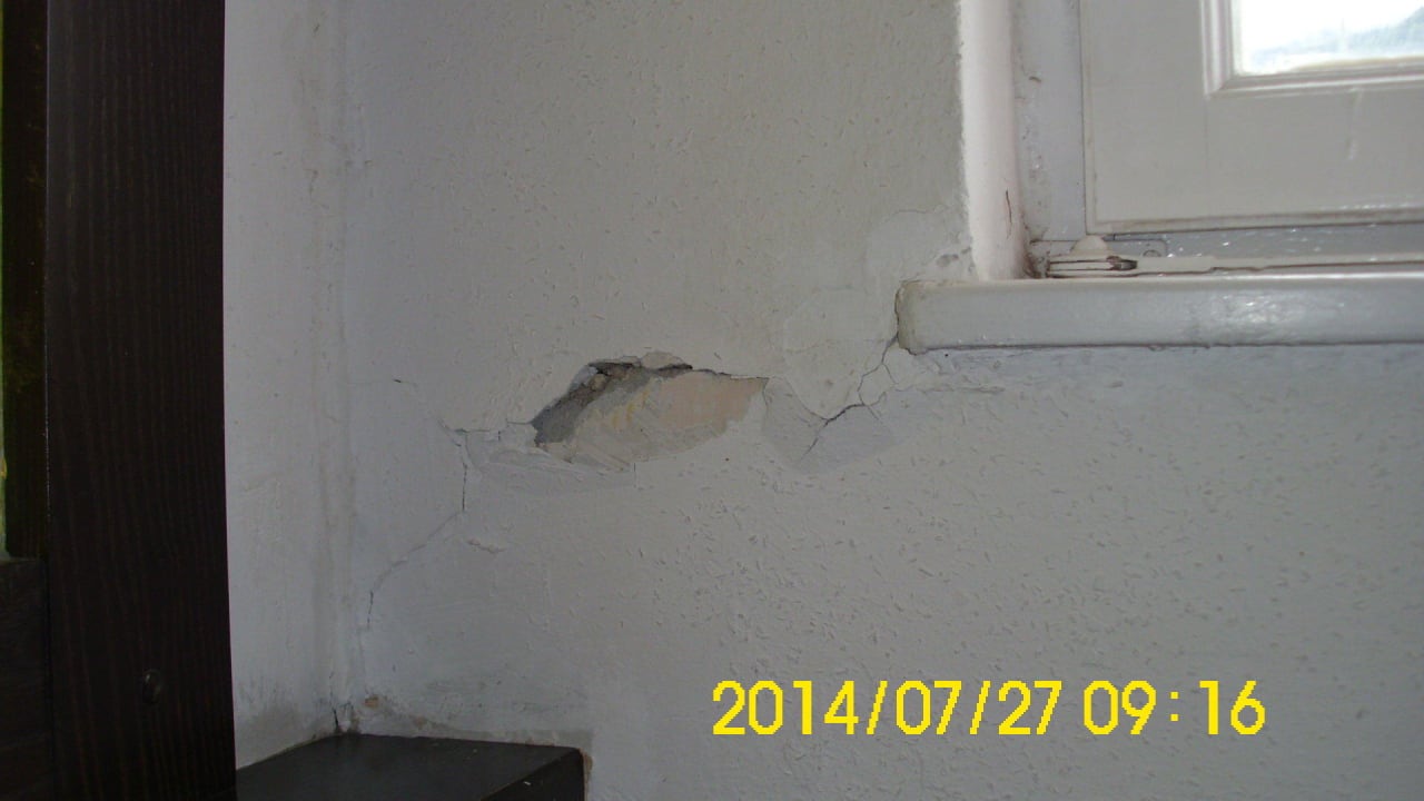 Abgeplatzter Putz im Zimmer 305   Hotel Wilder Mann