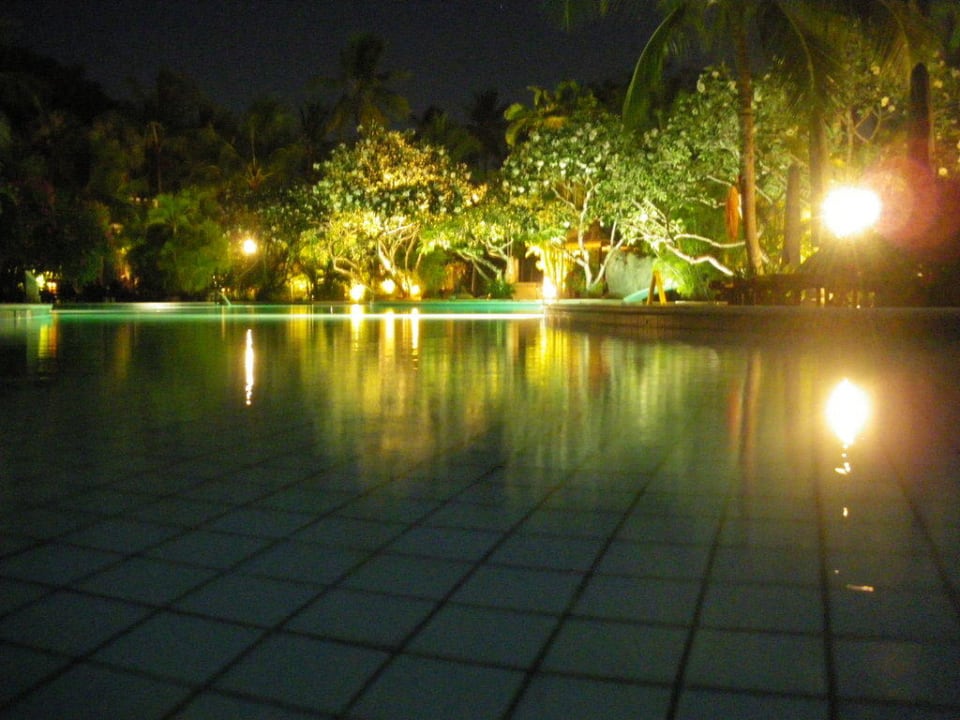 Pool bei Nacht Paradisus by Melia Bali