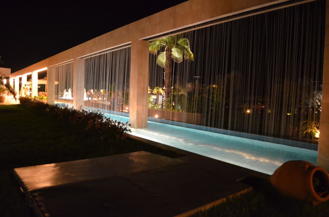 Wasserwand auf dem Weg zum Haupthaus alltoura Club Hotel Poseidon Palace