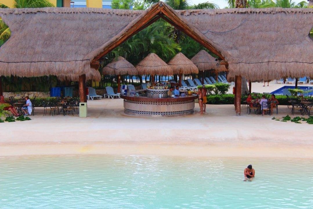 Pool vorm Wellenpool Iberostar Selection Paraiso Maya Suites