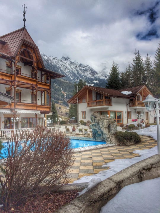 Außenansicht vom Hotel Sonklarhof