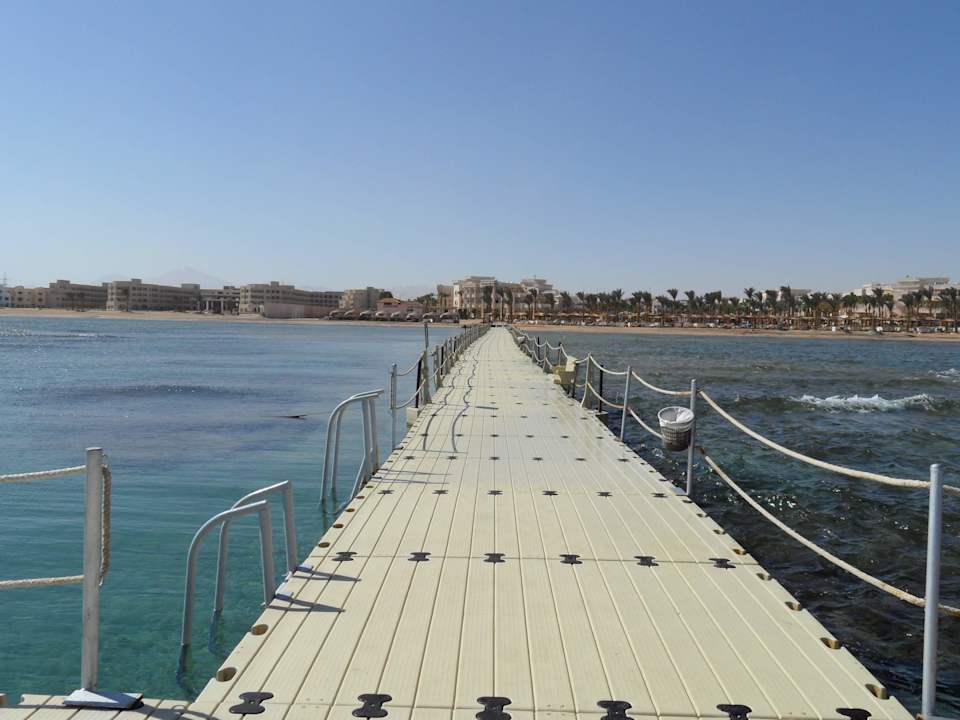 Blick vom Steg mit Einstieg ins Meer zum Hotel(re) Pickalbatros Palace Resort