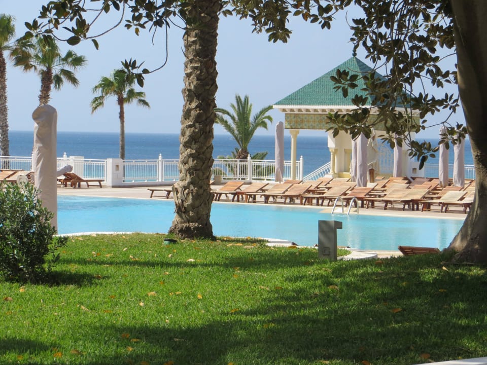 Blick durch den Garten zum Pool Hotel Bel Azur Thalasso & Bungalows