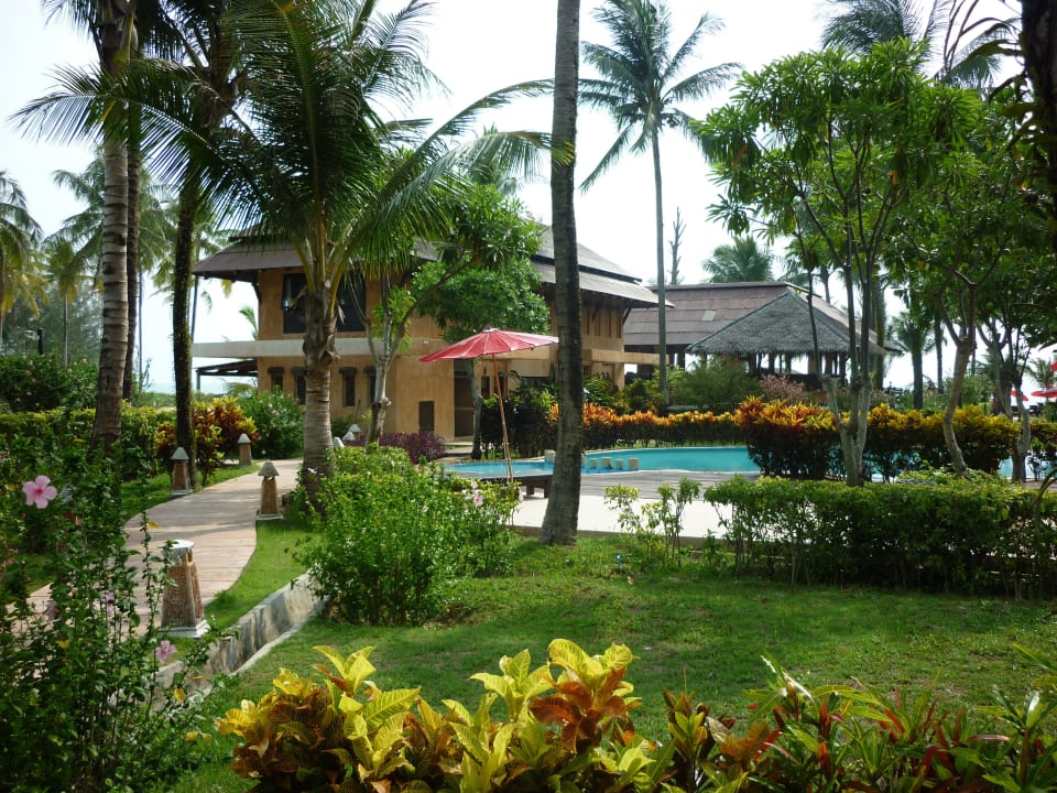 Blick auf Restaurant und Pool-WC The Andamania Beach Resort & Spa