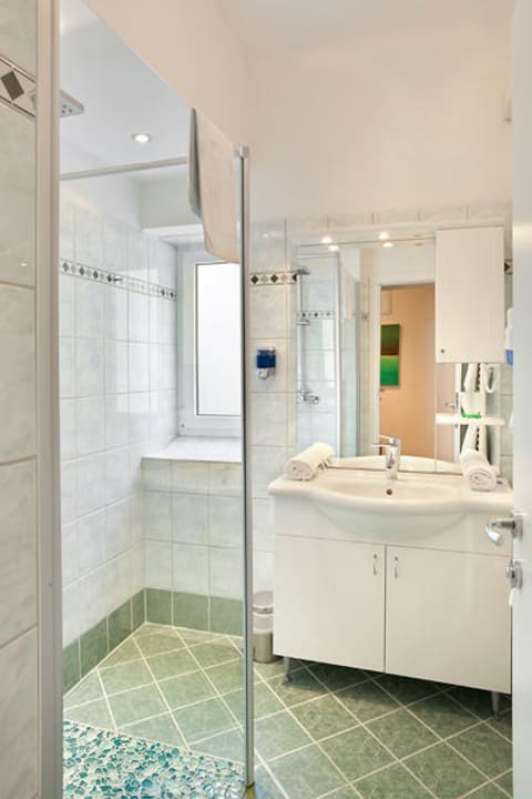 Apartment no. 6: Apartment no. 6 Bathroom Central Apartments Vienna