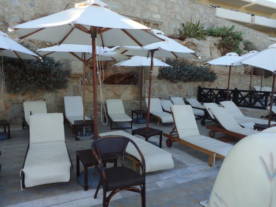Liegestühle am Pool Hotel Kalithea Horizon Royal