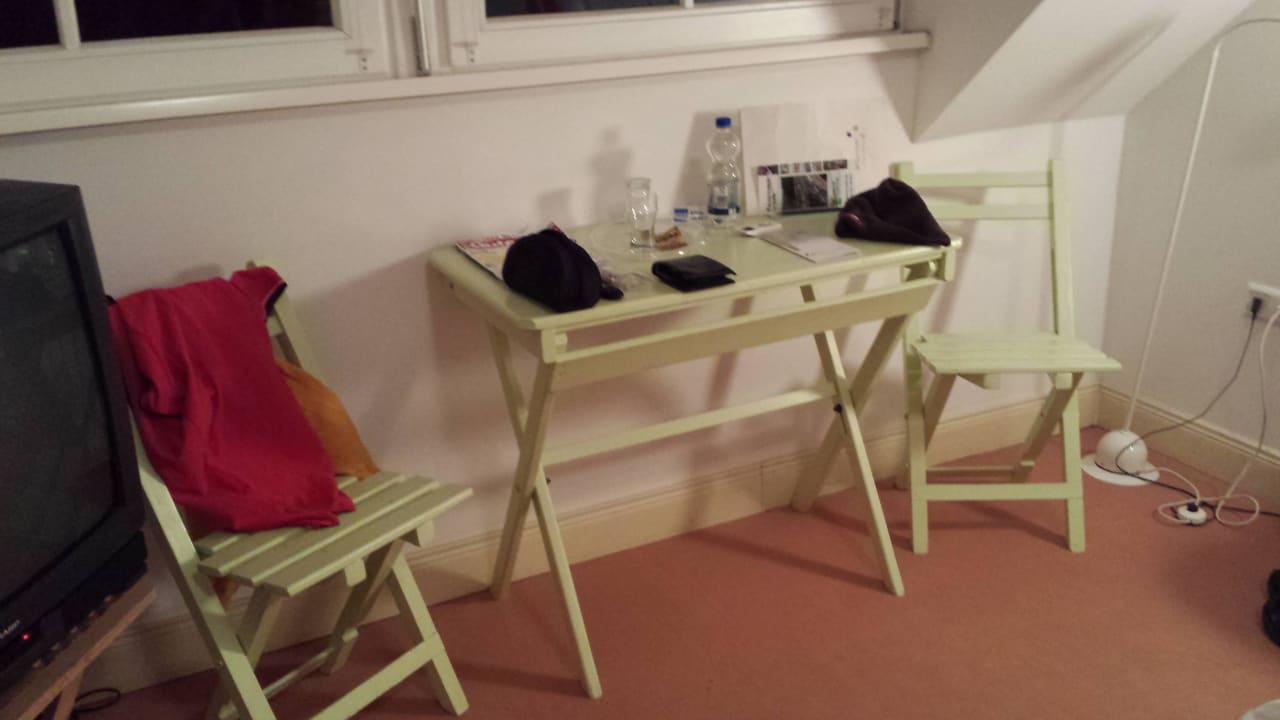 Stühle mit Tisch 2T Hotel artgenossen