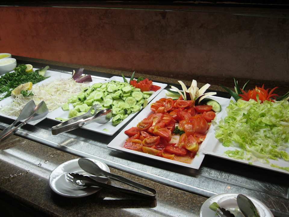 Leckere Salate zum Selbermachen im Hauptrestaurant Grand Sirenis Punta Cana Resort & Aquagames