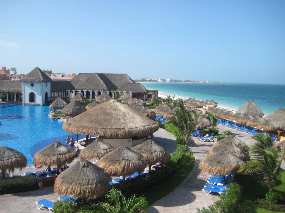 Blick vom obersten Stock auf den Pool Dreams Sapphire Resort & Spa