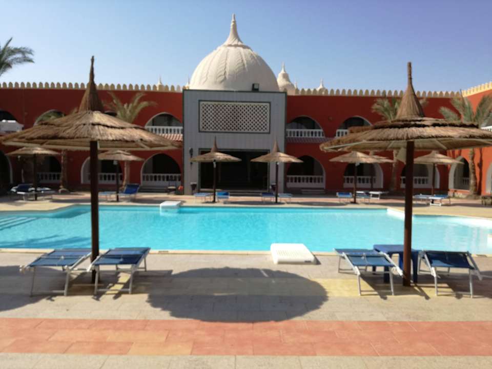Basen prywatny , widok z balkonu Pickalbatros Alf Leila Wa Leila Resort - Neverland Hurghada