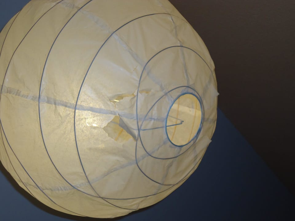 1. kaputter IKEA-Lampenschirm im Flur Villa Fernsicht