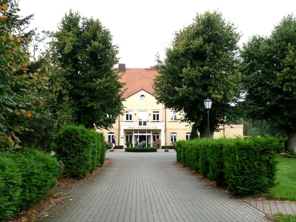 Hauptzufahrt zum Gutsgebäude Gutshof Sparow (Im Umbau/Renovierung)