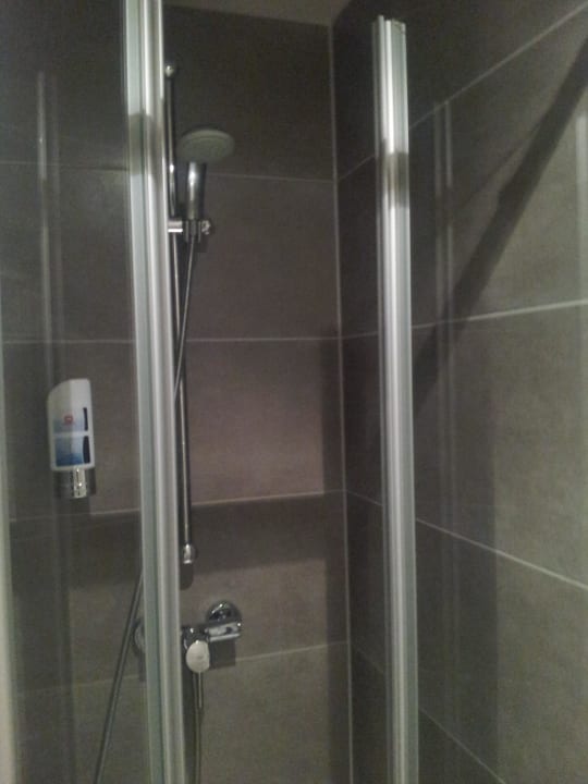 Shower MEININGER Hotel Berlin Mitte Humboldthaus