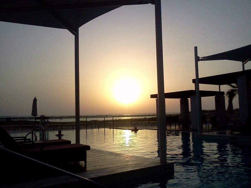 Sonnenuntergang am Pool Crowne Plaza Hotel Yas Island