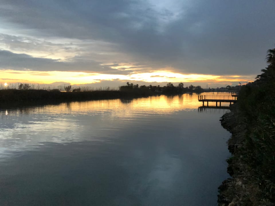 Vom Steg/Brücke Richtung Strand über dem Fluß! Gloria Serenity Resort