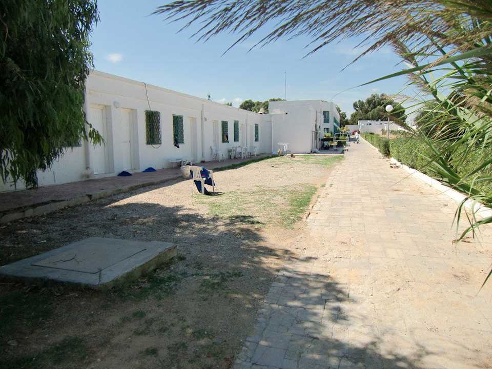Neben den Liegen auf der Liegewiese Hotel El Mouradi Cap Mahdia
