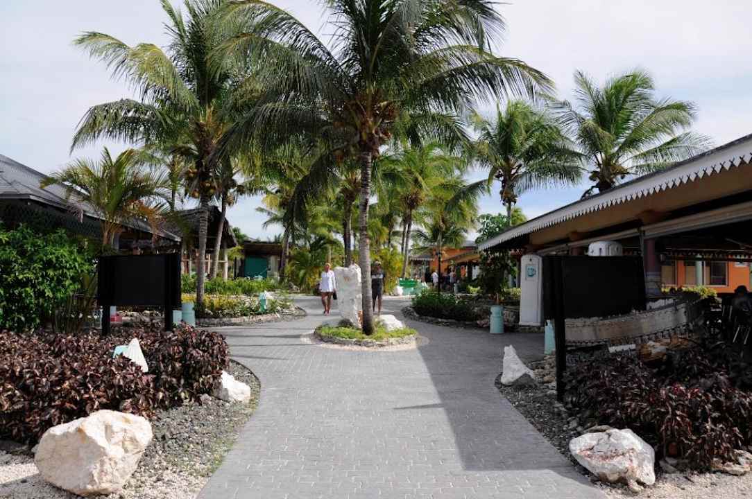 Weg zum Strand mit Bars und Shops Hotel Playa Pesquero