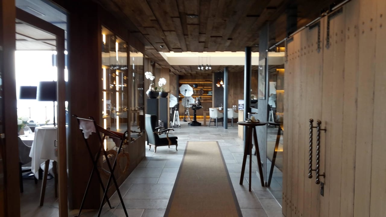 Teilansicht Empfang Hotel Chalet Mirabell