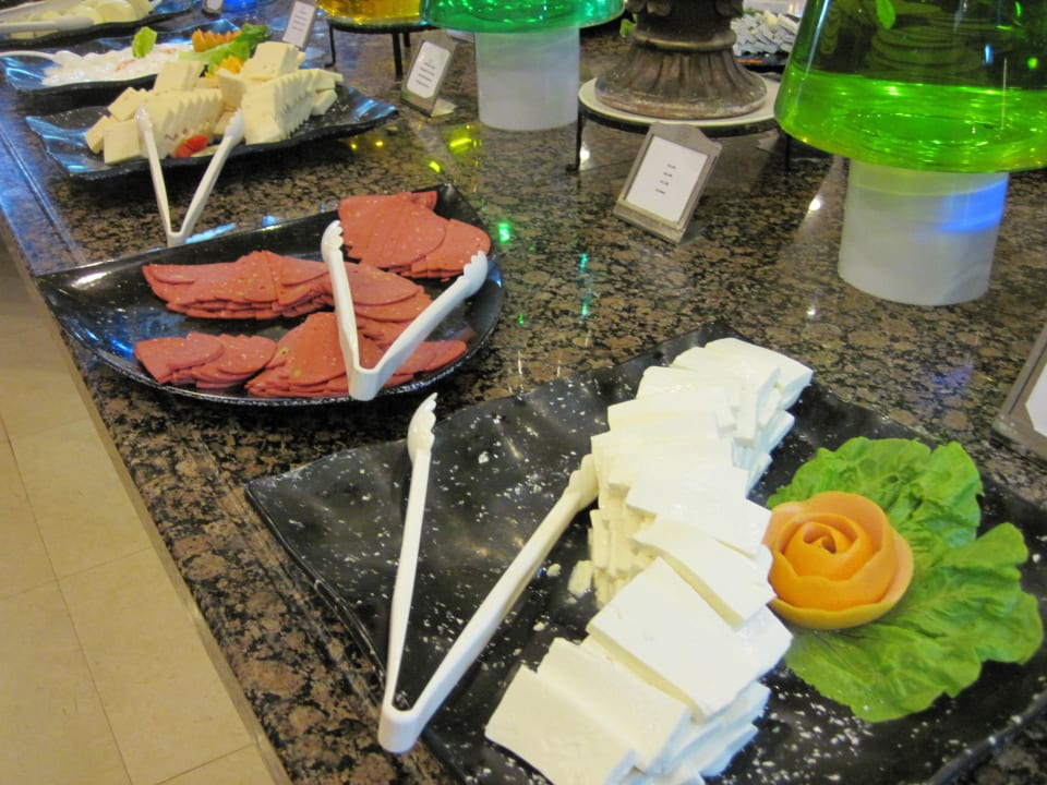 Wurst und Käse am Morgen Fame Residence Lara & Spa