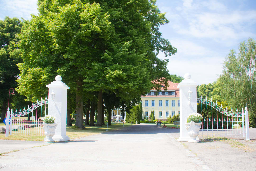 Auffahrt zum Schloss Schloss Wulkow
