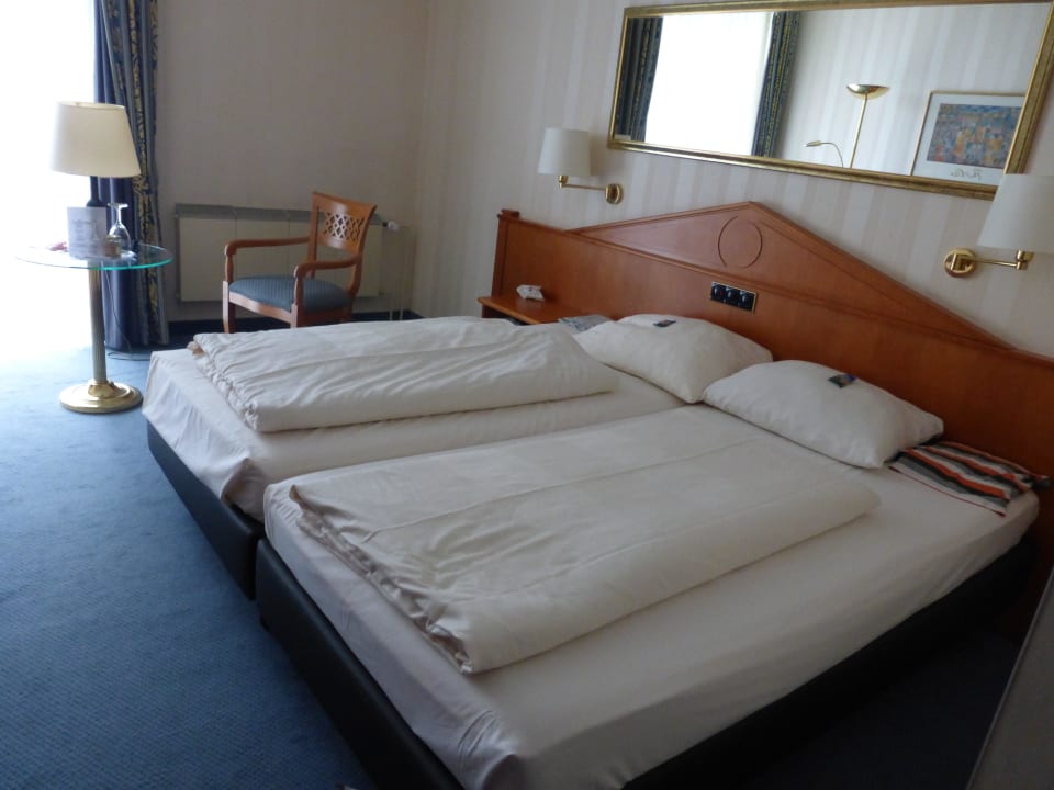 Zimmer mit Blick nach Kassel Schlosshotel Bad Wilhelmshöhe Conference & Spa