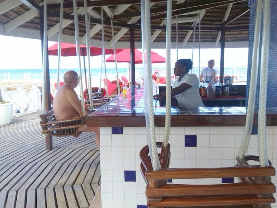 Tolle Bar mit Schaukeln & sehr netter Bedienung Grand Muthu Club Caribbean Runaway Bay