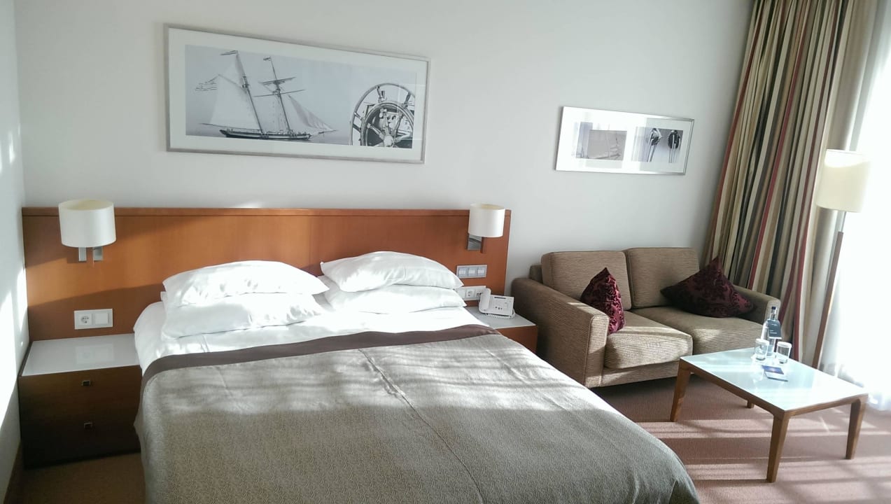 Bett ATLANTIC Hotel Wilhelmshaven