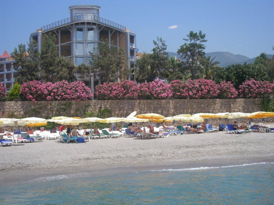 Blick vom Steg auf Strand und Hotel Grand Kaptan