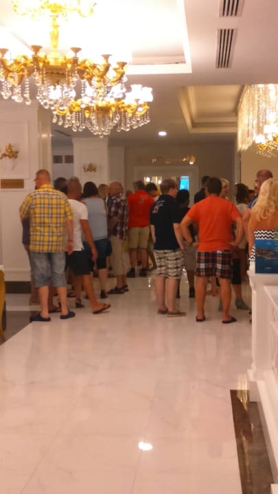 18:55 vor Hauptrestaurant Side Royal Palace Hotel & Spa