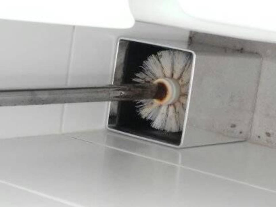 Klobürste im unteren Badezimmer Ferienwohnung Carrer de les Aguiles