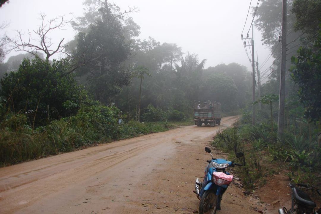 Die Strasse vom Hotel nach Thongsala Havana Beach Resort