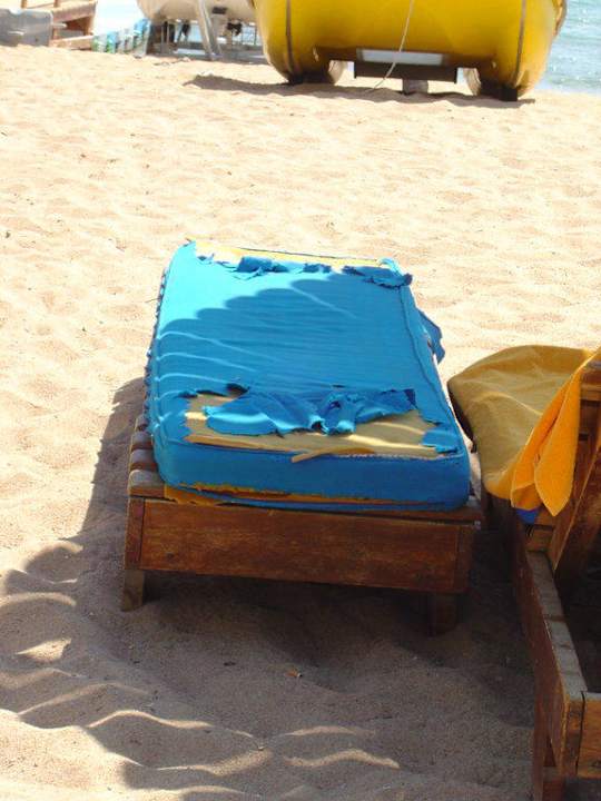 Kaputte Liegen und Auflagen Ghazala Gardens