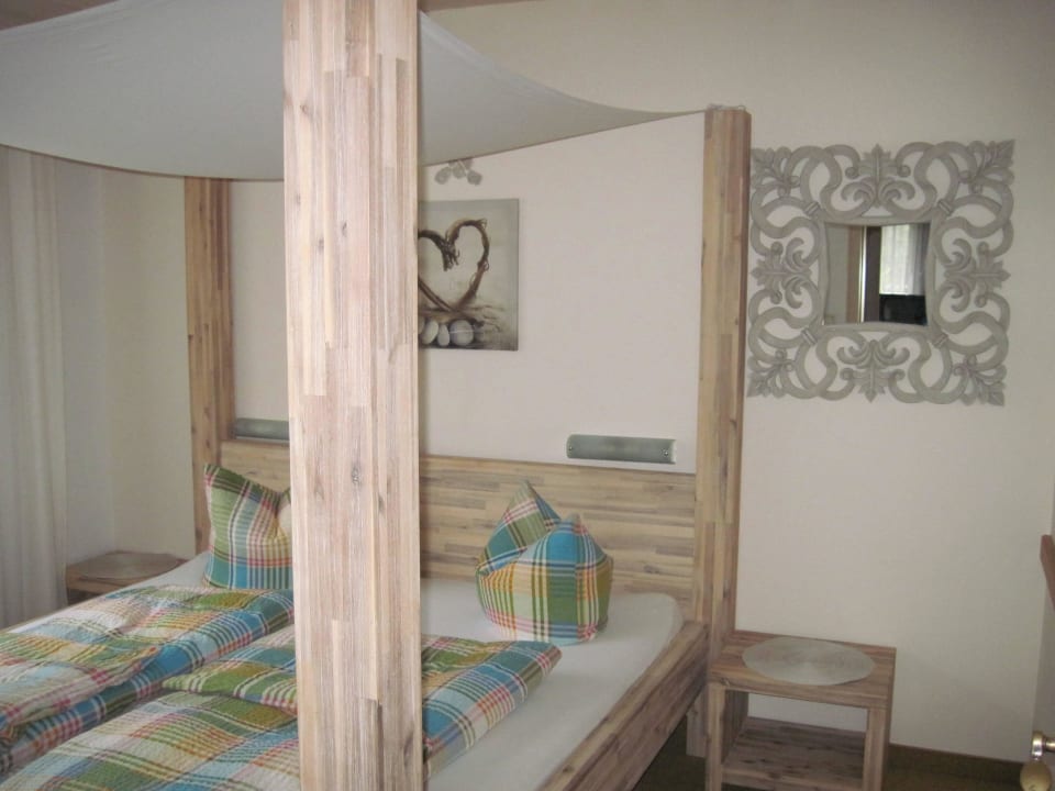 Schlafzimmer mit Himmelbett Pension & Ferienwohnung Solaria