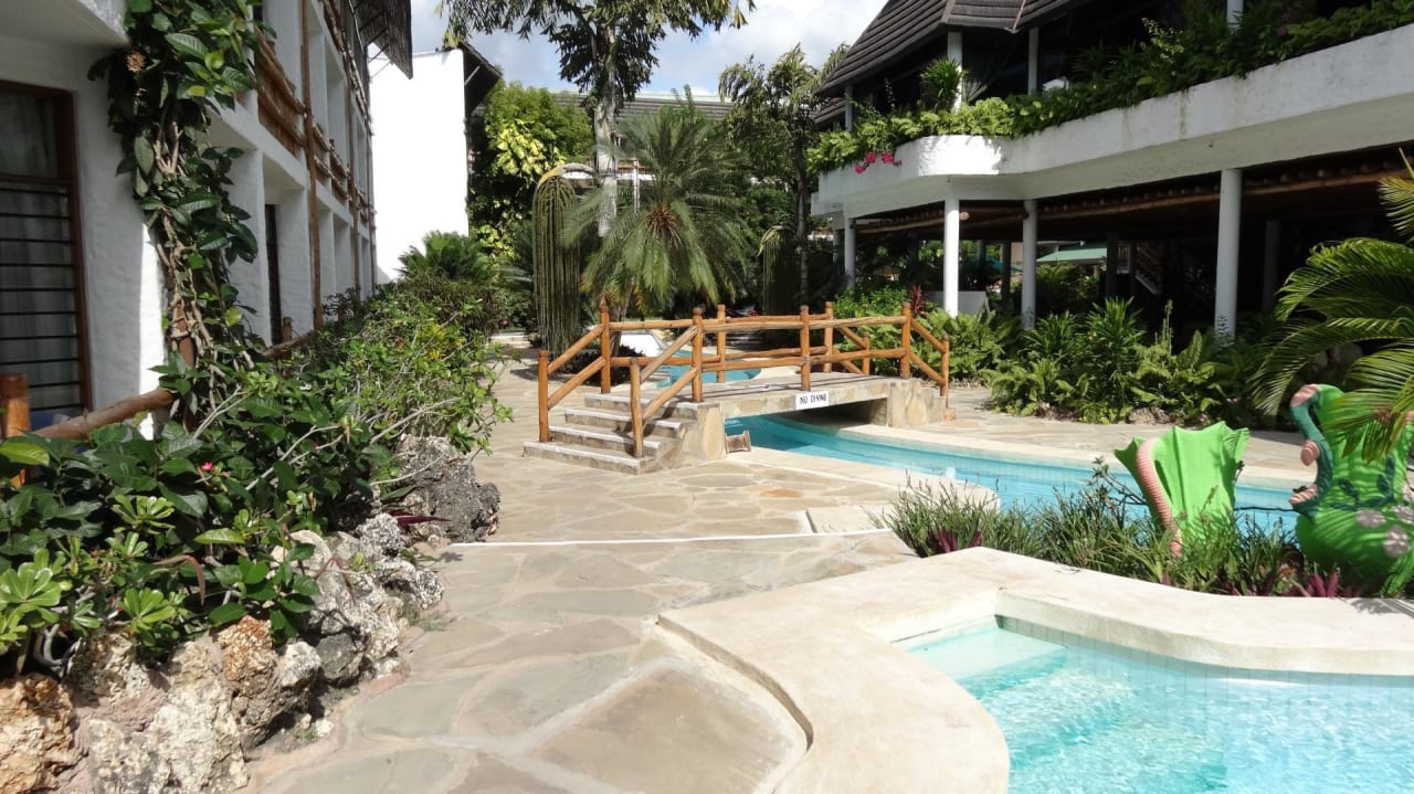 Zwei Pool´s sind miteinander verbunden Hotel Traveller's Club