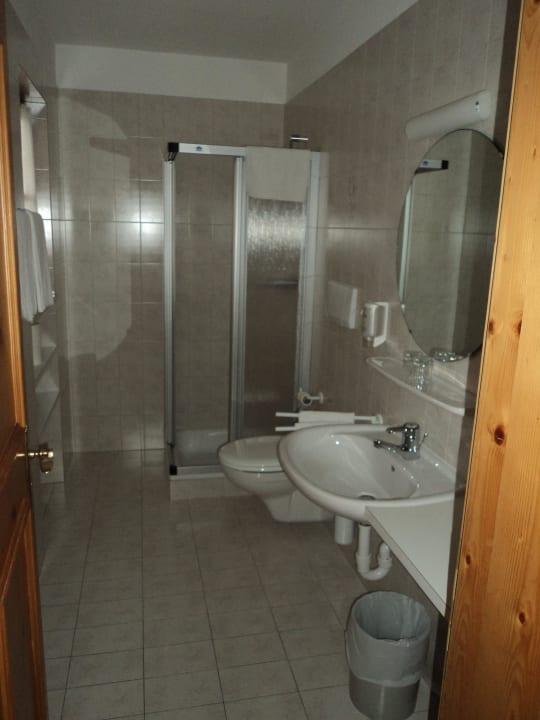 Schön grosszügiges Bad mit genügend Abstellfläche Hotel Alpenhof