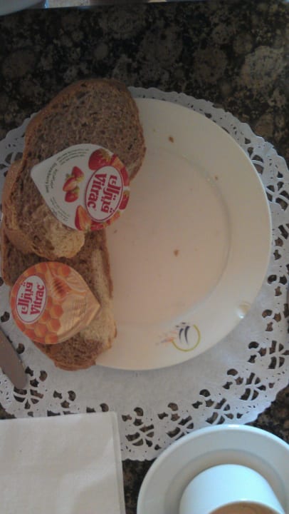 Abgeschlagener Frühstücksteller Three Corners Happy Life Beach Resort