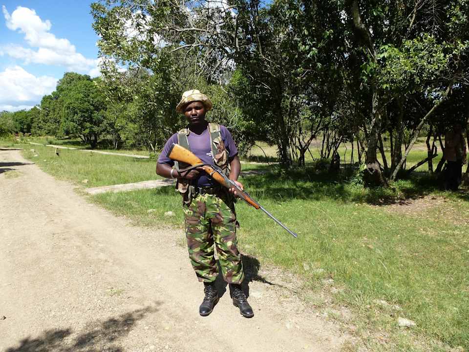 24 Stunden Sicherheit durch diese Männer Royal Mara Safari Lodge