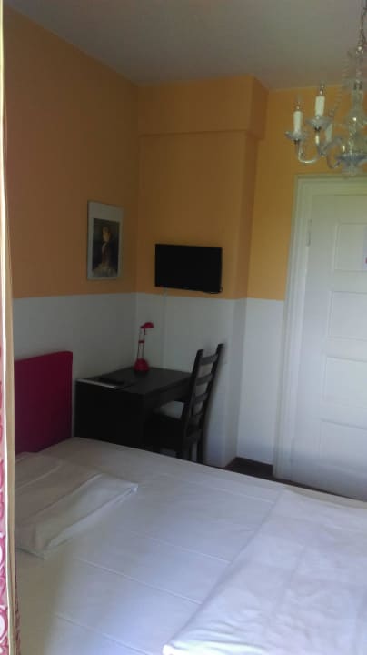 Bett/Schreibtisch/Fernseher Hotel Galleria