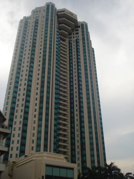 Hotelturm von der Boots-Anlegestelle aus gesehen Hotel The Peninsula Bangkok