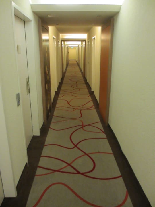 Flurblick - Teppichboden lässt zu wünschen übrig  Mercure Hotel Stuttgart Airport Messe