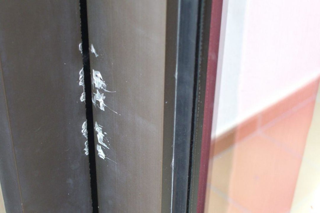 Spuren eines möglichen Einbruchsversuchs allsun App.-Hotel Albatros