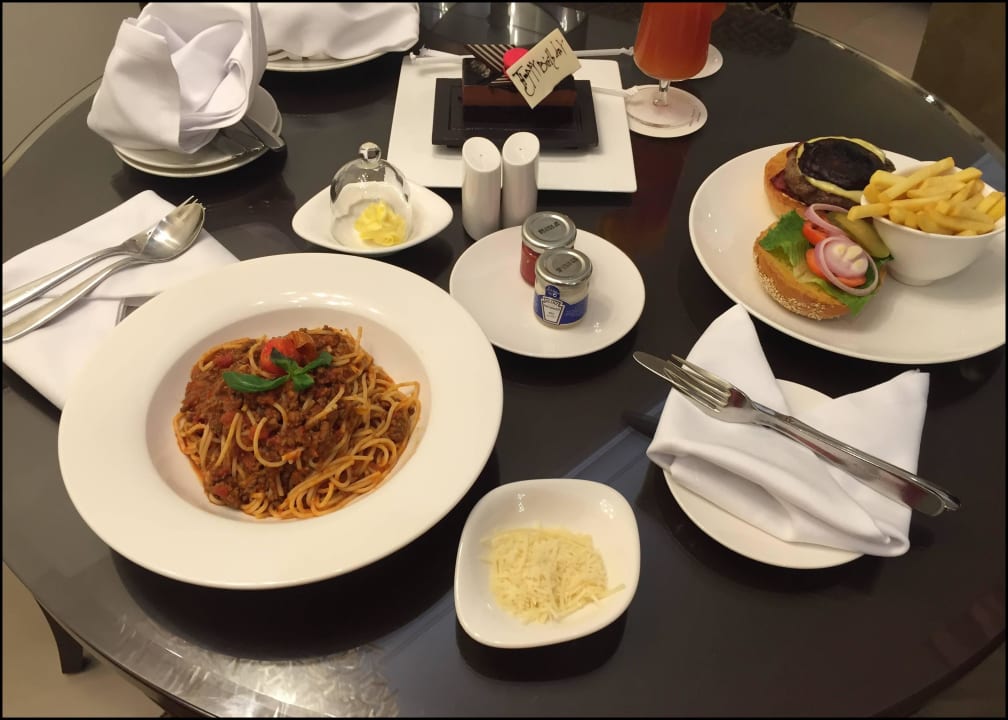Roomservice um Mitternacht Ajman Saray, a Luxury Collection Resort