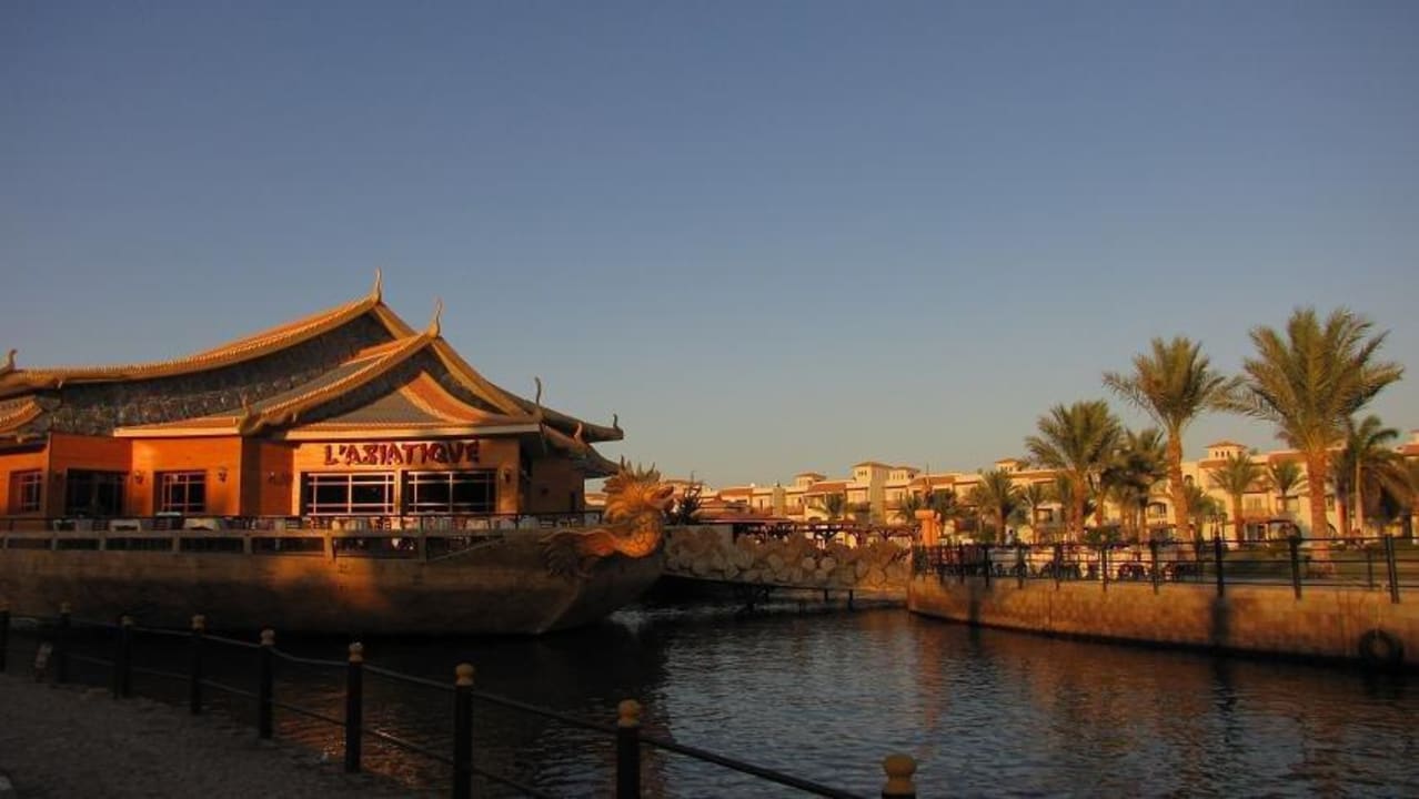 Umělá řeka s azijskou restaurací Pickalbatros Dana Beach Resort - Hurghada