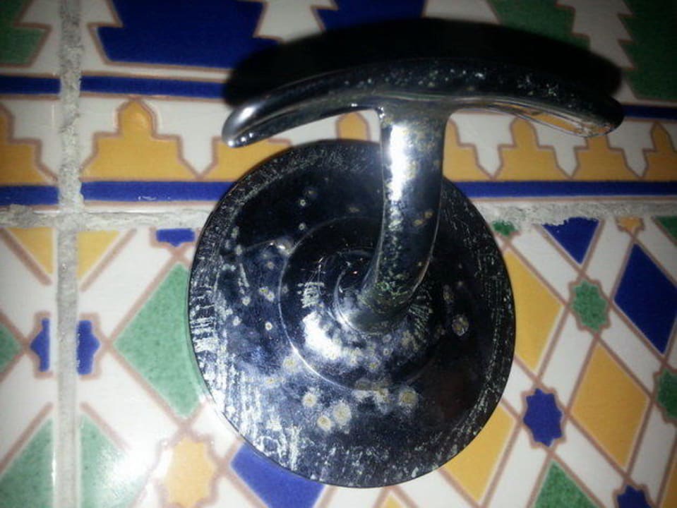 Was will man an so einen verdreckten Haken hängen? Hotel El Mouradi Djerba Menzel