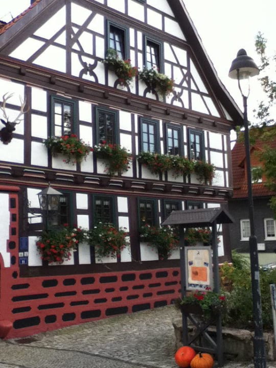 Außenansicht altes Gebäude Hotel & Gasthaus Goldener Hirsch