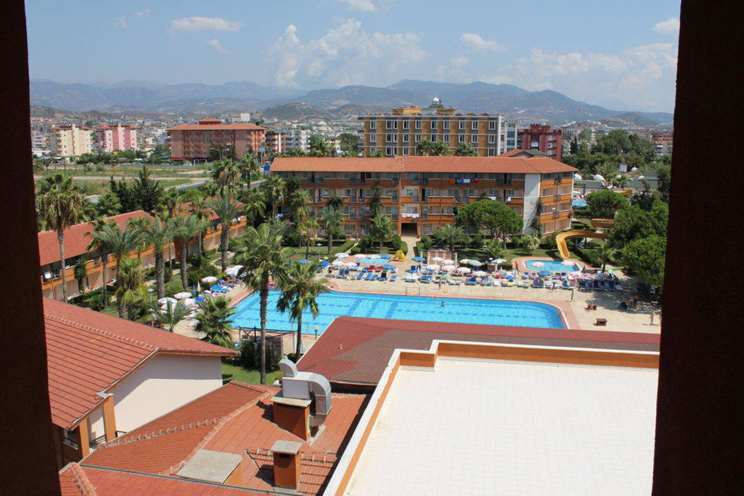 Ausblick auf den "Actionpool" Club Turtas Beach Hotel